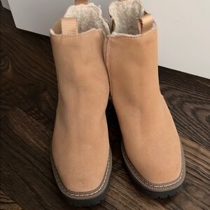 Tan Ankle Boots with Faux Fur Lining
Girls size 3 
Sam Edelman
Great condition